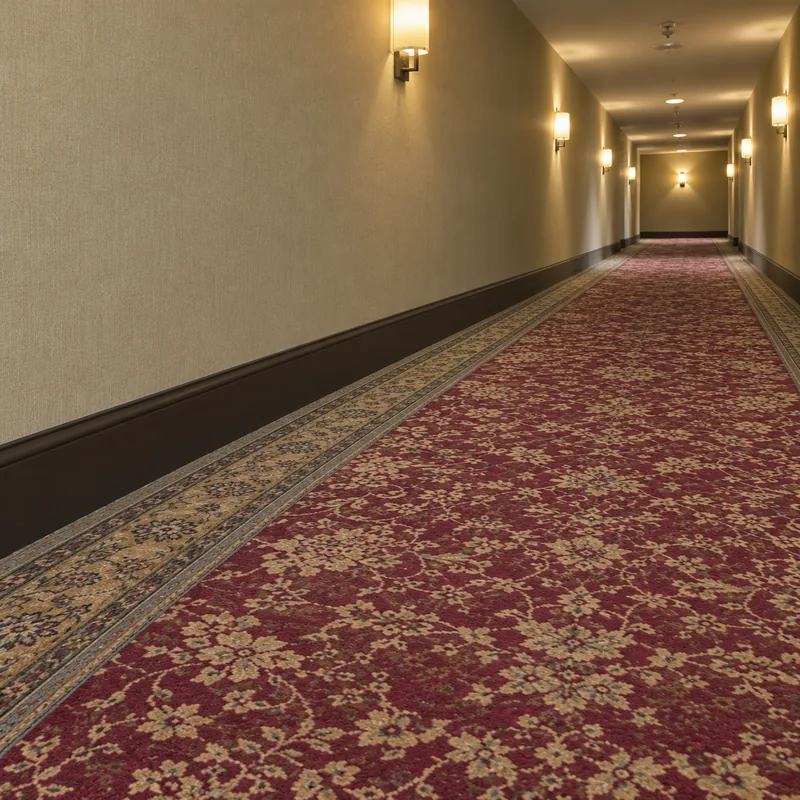 Ковровое покрытие в коридоре гостиницы - после уборки